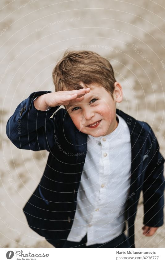 Glückliche blonde 3 Jahre alten Jungen im Anzug suchen oben vor Hintergrund schön strahlende Zukunft Business lässig Kaukasier Kindheit niedlich Bildung Gesicht