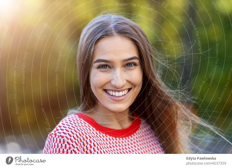 Porträt der jungen Frau lächelnd im Freien genießend Lifestyle Erwachsener Menschen eine Person lässig Kaukasier positiv sorgenfrei Glück Lächeln attraktiv