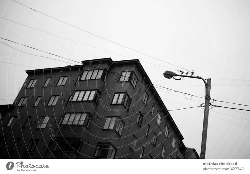 VERDRAHTET Stadt Menschenleer Haus Bauwerk Gebäude Architektur Fenster alt außergewöhnlich bedrohlich dunkel trist Straßenbeleuchtung Kabel Leitung verdrahtet
