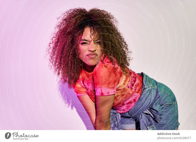 Stilvolle schwarze Frau tanzt im Neonlicht im Studio Tanzen ausführen cool selbstbewusst neonfarbig Streetstyle Energie dynamisch beweglich Tänzer