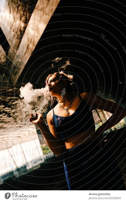 ein Mädchen, das einen Verdampfer benutzt, um die Tabaksucht zu beseitigen Rauchen sinnlich Aspirationen rauchend Raucherin alternativ Frau Porträt elektronisch
