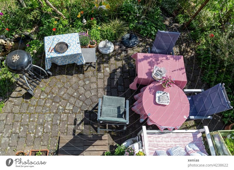 Vorfreude wächst: Terrasse mit Tischen, Sitzgelegenheiten und einem Kugelgrill ist vorbereitet für geladene Gäste Grill Stuhl Garten Grillpfanne gedeckter Tisch