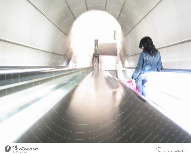Helle Fosteritos Bilbao Spanien Baskenland Geschwindigkeit Verkehrsmittel U-Bahn Rolltreppe Untergrund Licht Tunnel Frau Stil Langzeitbelichtung Architektur