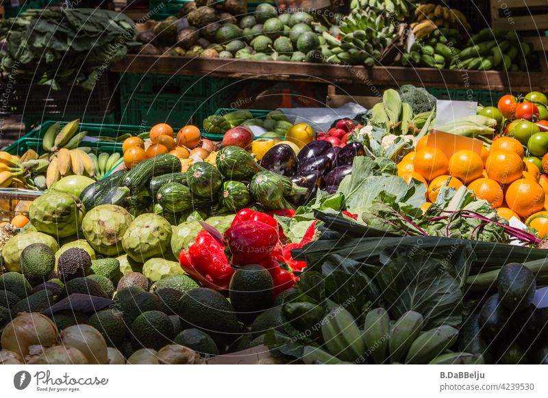 Das Vegi-Paradies, bunt und frisch. Auf dem Wochenmarkt gibt es alles an Obst und Gemüse, was das Herz begehrt. Vegitarier vegitarisch Lebensmittel Gesundheit