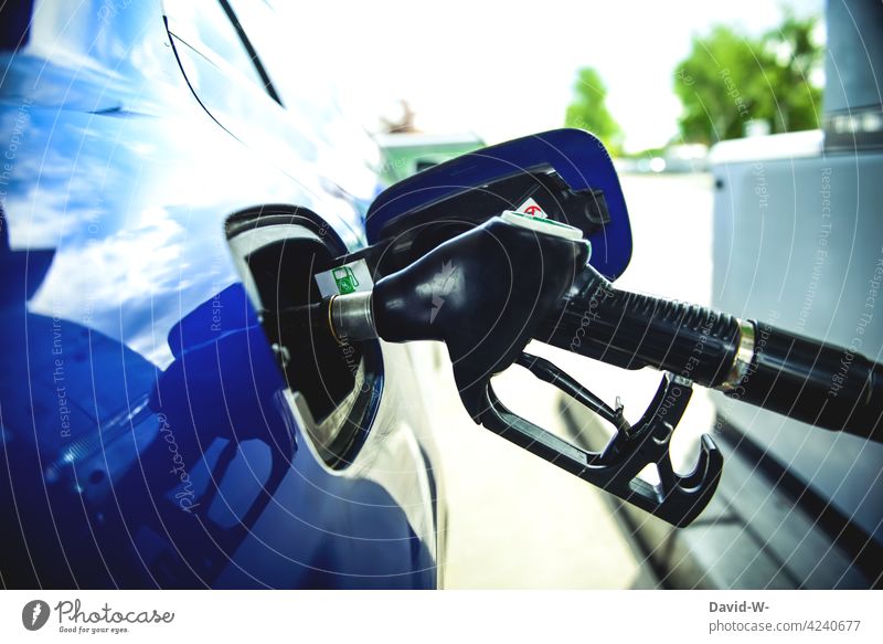 Tankstelle - Auto tanken Zapfsäule Benzin Rohstoffe & Kraftstoffe PKW benzinpreis Sprit teuer