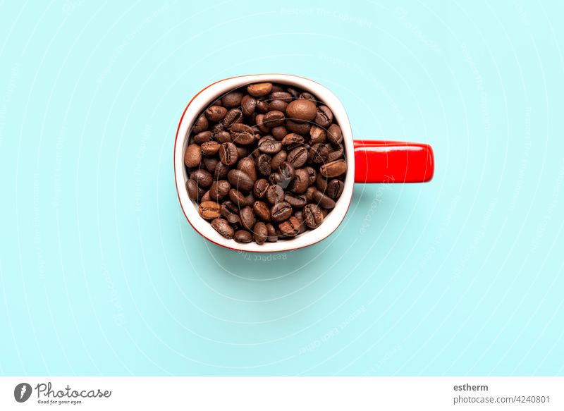 Draufsicht auf rote Tasse mit Kaffeebohnen Filter Kantine Korn Küche Lifestyle gemahlener Kaffee Kaffeepulver Untertasse Porzellan Koffein Bohnen schließen