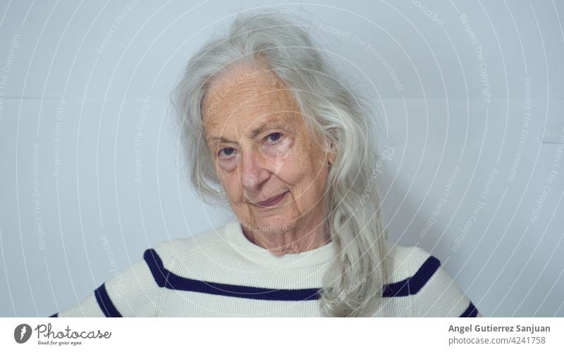 Porträt einer älteren Frau 2021 Senior 80 Jahre 60 und älter alt Erwachsene Weiblicher Senior Blick Gesicht Blick in die Kamera Mensch Innenaufnahme feminin