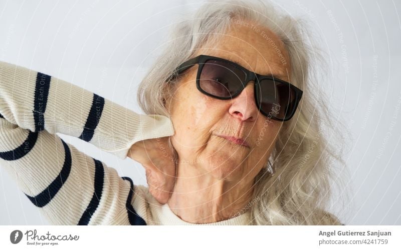 Porträt einer älteren Frau mit Sonnenbrille Senior Weiblicher Senior Mensch 70 Jahre alt Farbfoto 1 feminin Erwachsene Gesicht Innenaufnahme Blick Tag
