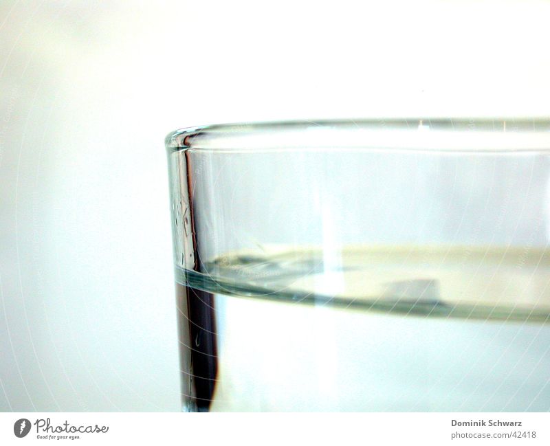 o.T. Reflexion & Spiegelung nass feucht Getränk kalt Dinge Wasser Glas Schatten Flüssigkeit Durst