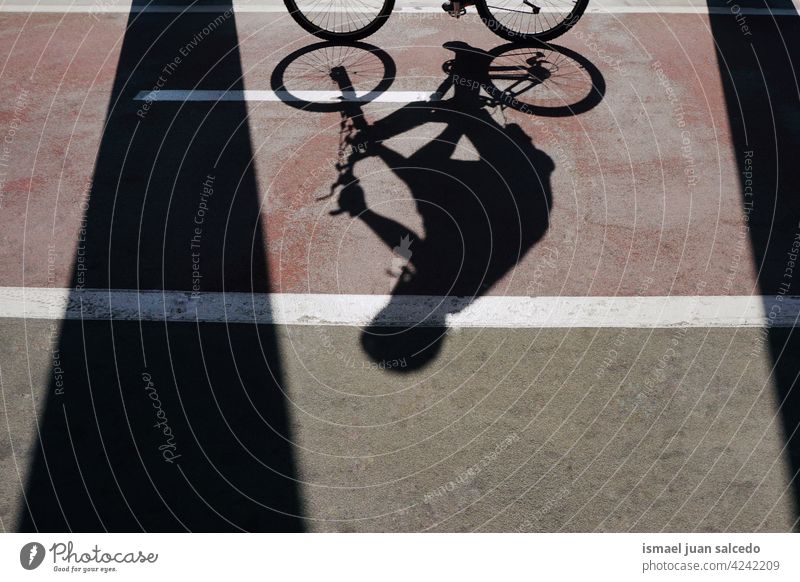Radfahrer Schatten auf der Straße in Bilbao Stadt Spanien Biker Fahrrad Transport Verkehr Sport Fahrradfahren Radfahren Übung Lifestyle Mitfahrgelegenheit