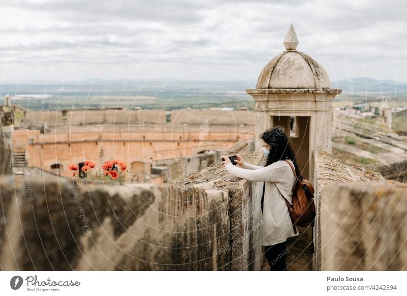 Frau mit Gesichtsmaske beim Reisen Befestigung unesco Wahrzeichen Festung reisen mittelalterlich Erbe Tourismus Architektur Wand Reisefotografie reisend