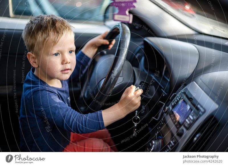 Kleiner Junge sitzt am Lenkrad des Autos - ein lizenzfreies Stock Foto von  Photocase
