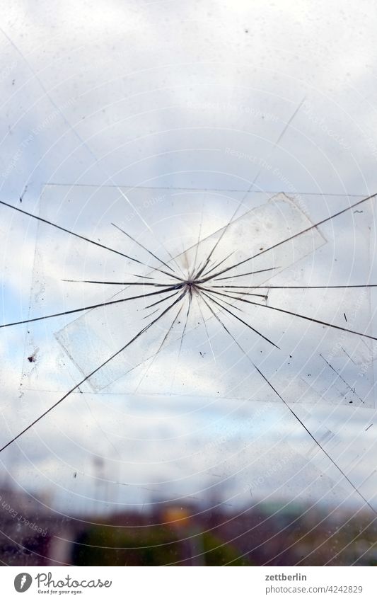 Loch in der Scheibe fenster kaputt loch reparatur scheibe spider app sprung steinwurf wolke himmel glaserhandwerk repariert geflickt riss vandalismus