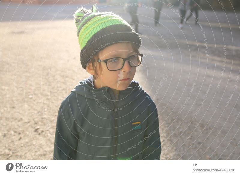 Porträt eines Kindes mit Hut und Brille Schwierigkeiten Einfühlungsvermögen Herausforderung komplex Bedarf beruhigend Verhalten
