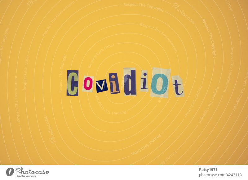 Ausgeschnittene Zeitungsbuchstaben bilden das Wort Covidiot | corona thoughts Corona Pandemie zeitungsbuchstaben Collage Coronaleugner Impfgegner Coronavirus