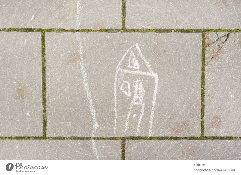 Auf die Gehwegplatten hat ein Kind mit weißer Kreide ein Haus und einen Weg gemalt / Kreativität Kinderzeichnung Steinplatten Fugen malen Freizeit beschäftigen