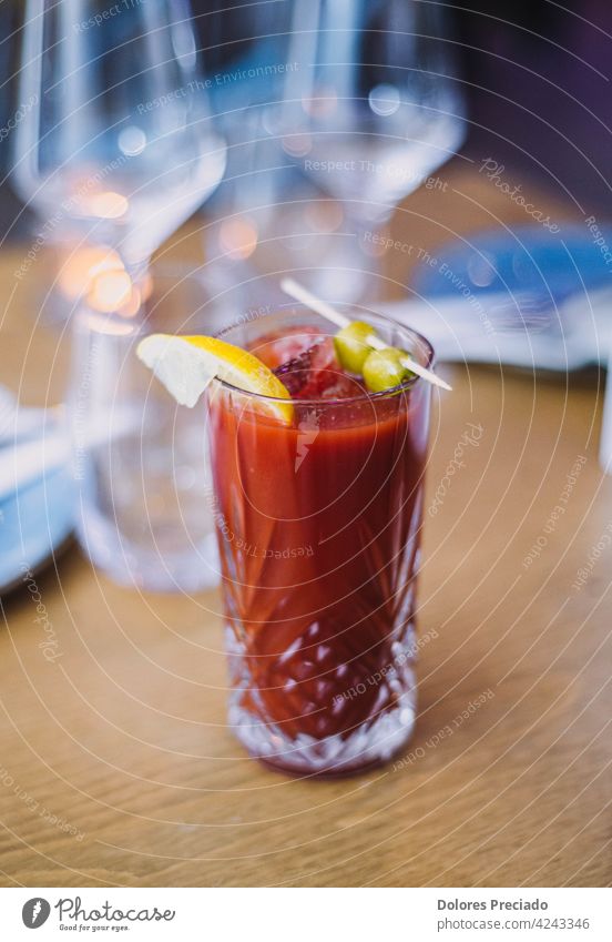 Bloody Mary-Cocktail auf dem Tisch eines europäischen Restaurants Alkohol alkoholisch Hintergrund Bar Getränk blutig Bloody-Mary-Getränk Bokeh Brunch-Cocktails