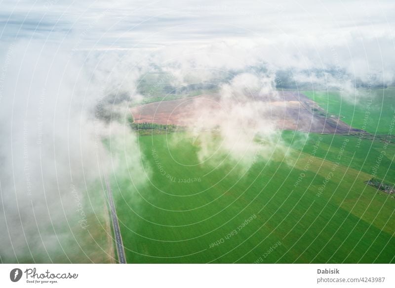 Luftaufnahme einer Sommerlandschaft mit Wolken Landschaft Cloud vorbei Flug Feld Antenne im Freien Himmel blau Ansicht hoch Fliege Atmosphäre Unwetter weiß