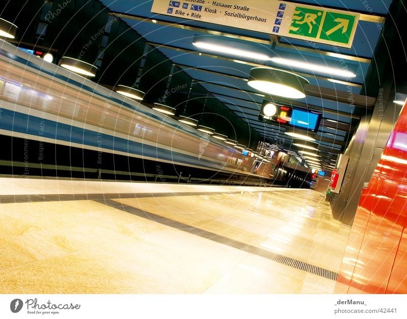 U-Bahn verpasst London Underground München Langzeitbelichtung Licht gelb Geschwindigkeit Station Tunnel Schacht Fluchtpunkt Verkehr munich blau hell Unschärfe