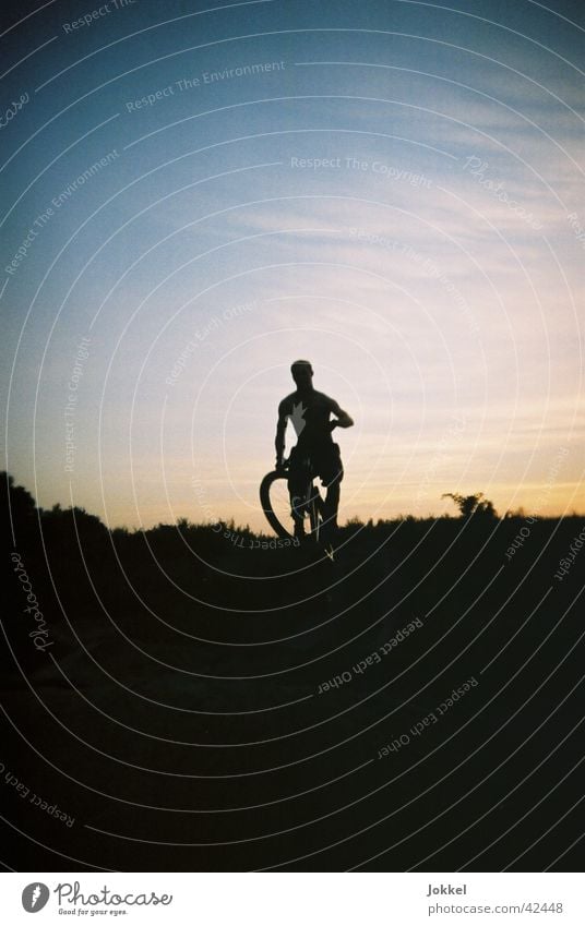 Bike in die Nacht 4 Fahrrad maskulin Junger Mann Jugendliche 1 Mensch Himmel Schönes Wetter Fahrradfahren Bewegung springen Mountainbike Extremsport Abend