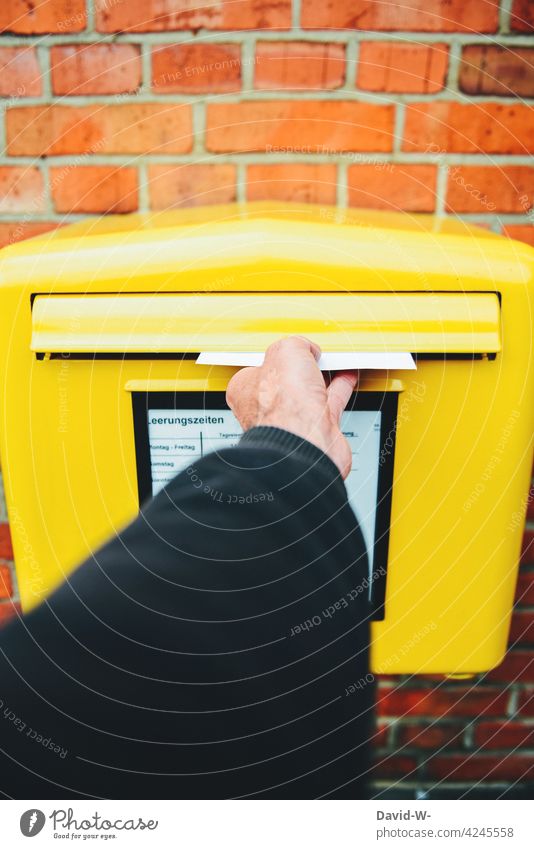 Brief in den Briefkasten werfen Post Hand gelb Briefumschlag Mitteilung Nachricht Postfach senden Information Versenden