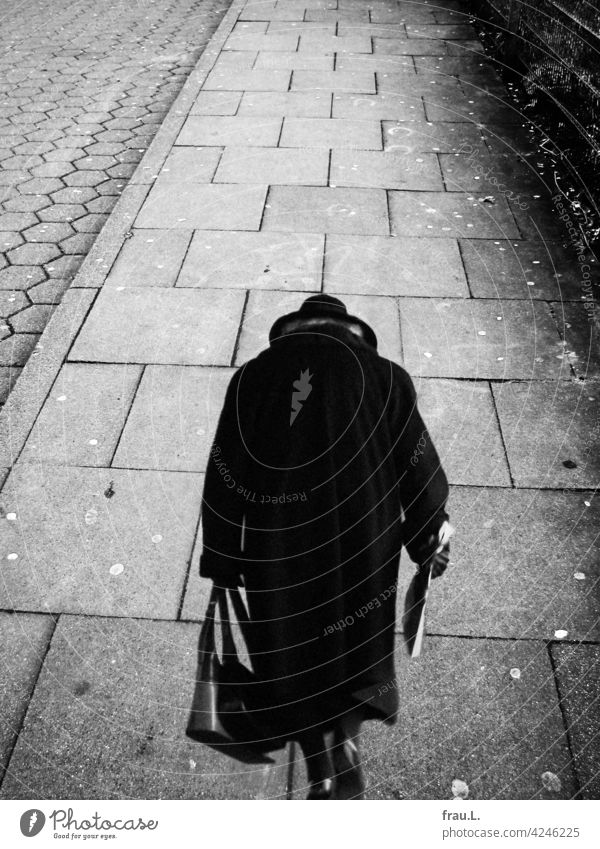 Umweg Trauer Fotomontage allein Mensch Traurigkeit traurig einsam Einsamkeit gebeugt Mantel Handtasche Hut gehen Frau Fußweg