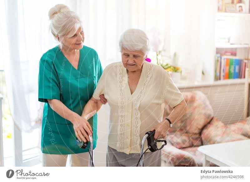 Pflegehelferin hilft Seniorin mit Gehhilfe Zwei Personen arbeiten Job Beruf Dienst selbstbewusst Krankenpfleger freundlich Unterstützung Vertrauen Dankbarkeit