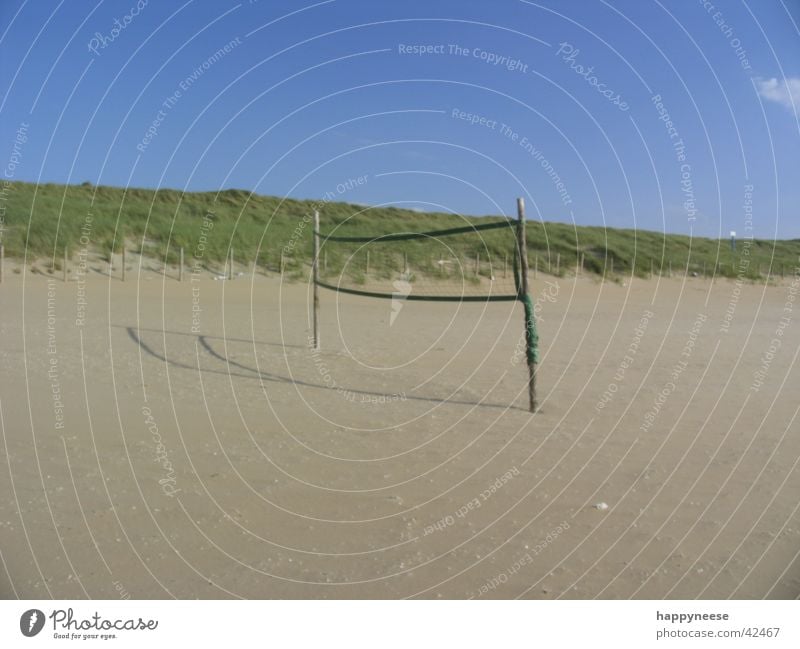wanna play? Strand Volleyball blau Ferien & Urlaub & Reisen Menschenleer Spielfeld Sport Ball Sand Himmel Sonne