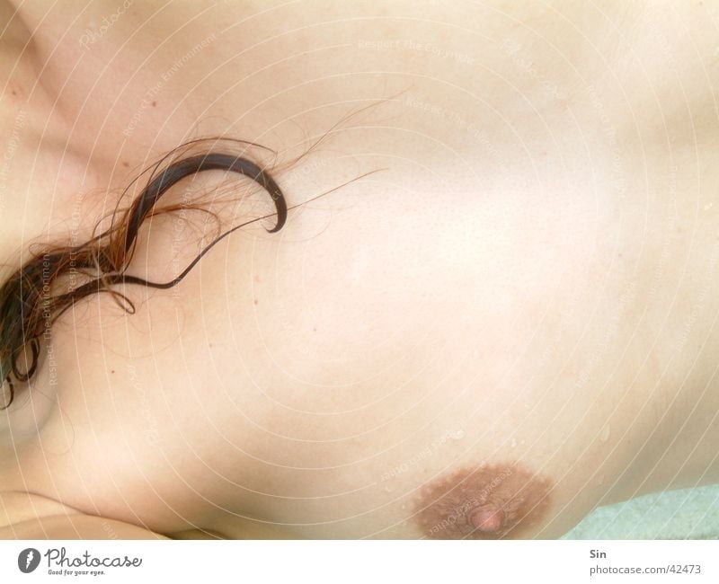 Brust & Haar Locken Haarsträhne Frau Frauenbrust Haut Detailaufnahme Haare & Frisuren