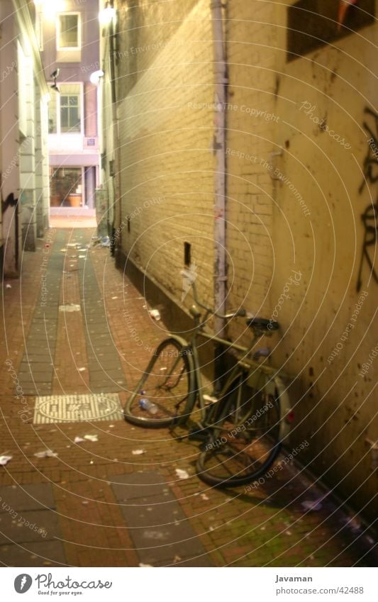 Ein Fahrrad im Nirgendwo Amsterdam Nacht Stadt Niederlande vergessen historisch Güterverkehr & Logistik dreckig