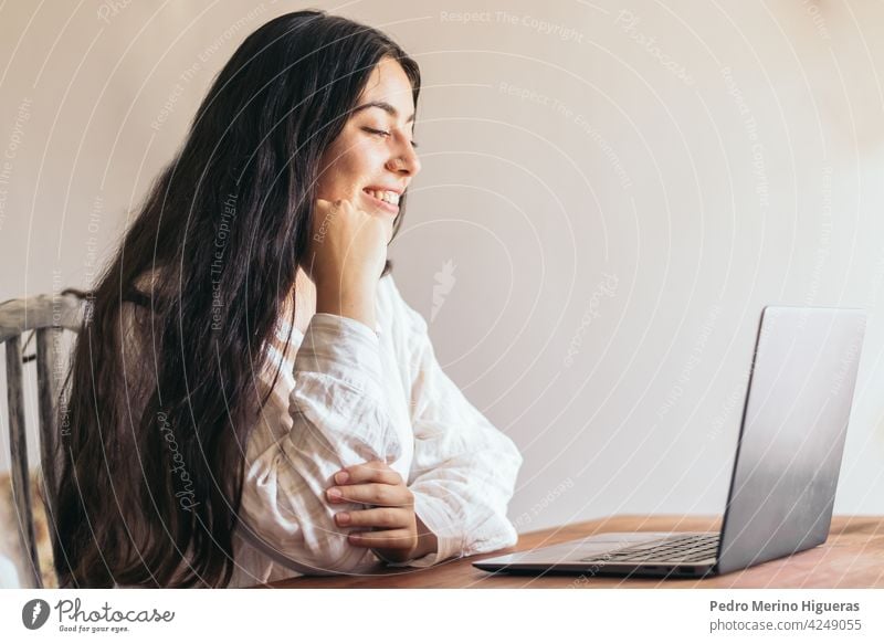 attraktive junge Frau, die ihren Laptop an einem Schreibtisch benutzt Business Computer Büro Technik & Technologie Sitzen benutzend Person Arbeit Geschäftsfrau