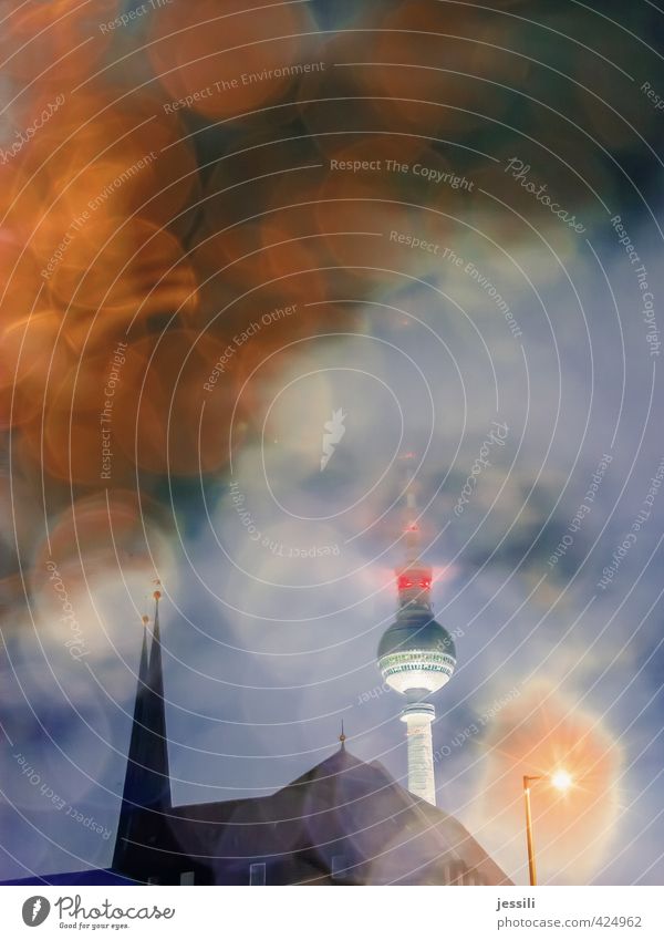 Gewitterturm Sommer Regen Berliner Fernsehturm Berlin-Mitte Wahrzeichen Souvenir Angst Tourismus Himmel Wolken Dach Turm Spitze Straßenbeleuchtung Stadt Regen