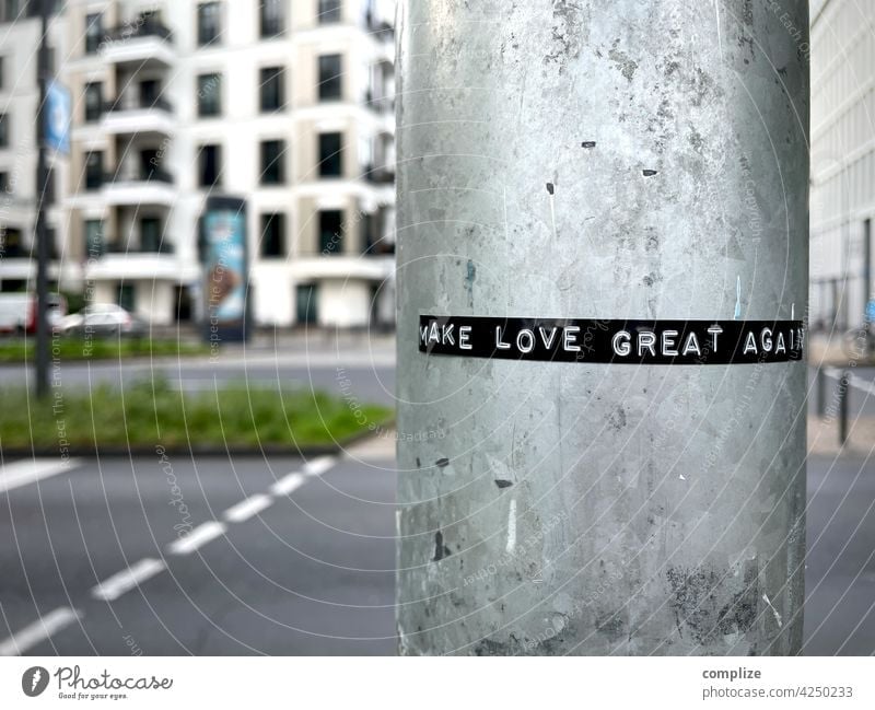 MAKE LOVE GREAT AGAIN Street streetart Hinweisschilder Nachricht Liebe Botschaft Verliebt Laterne Laternenpfahl Straße urban Kunst make love not war groß