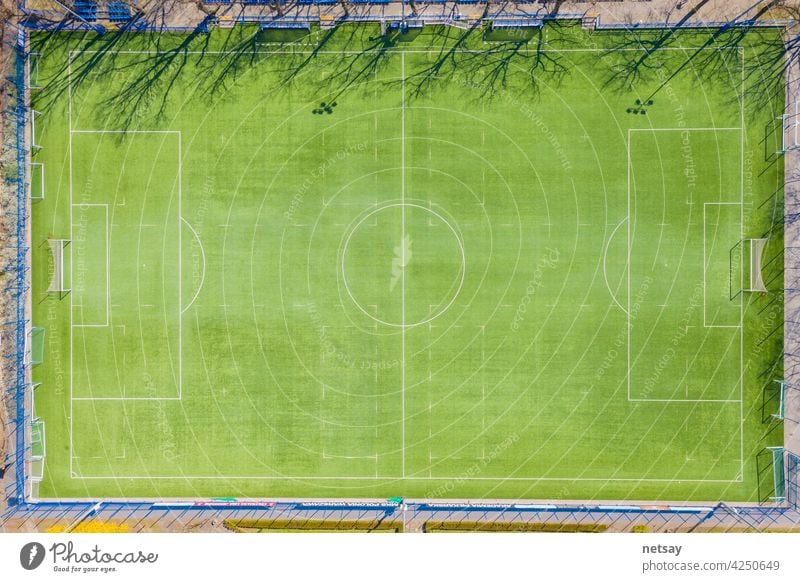 Luftaufnahme eines leeren Fußballfeldes in Europa Top Ansicht Feld Antenne Gericht Platz oben Dröhnen Stadion Textur Tor Rasen Gegend Hintergrund Ball Zentrum