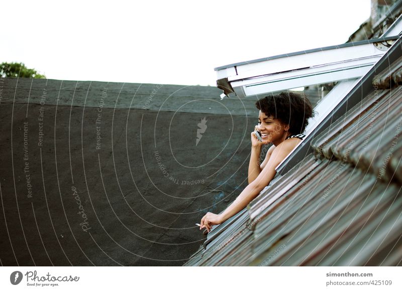 Raucherpause Wohnung feminin 1 Mensch 18-30 Jahre Jugendliche Erwachsene Fenster Dach Erholung Gesundheit Kommunizieren Kontakt Langeweile Pause Perspektive