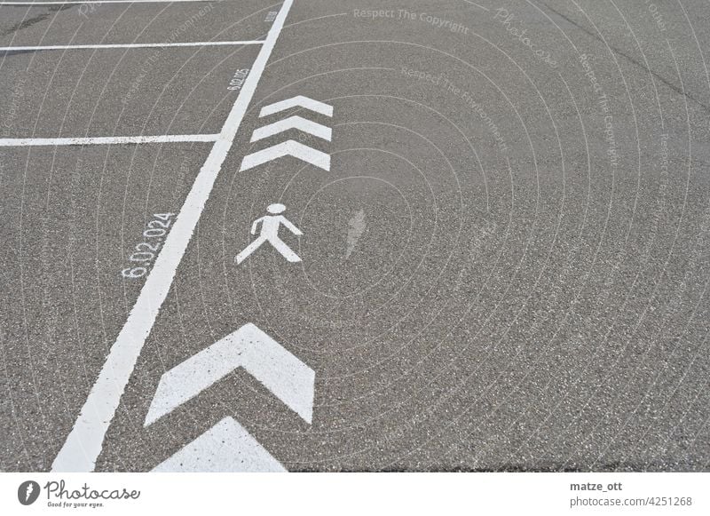 Parkplatz Markierung Fussgänger Richtungsangabe Asphalt Fußgänger Straßenbelag Verkehr Pfeil Hinweis vorwärts gehen Nummer weiß Farbe Wegweiser Orientierung