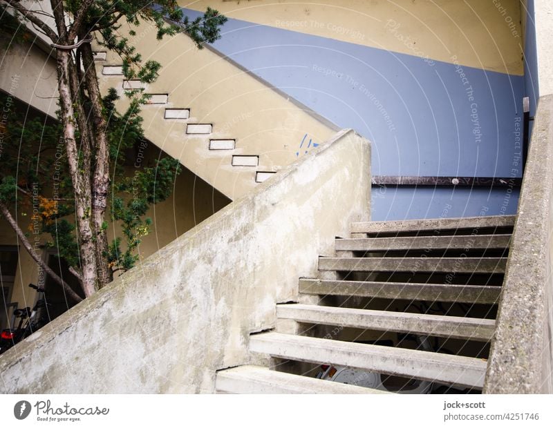 Stufe für Stufe aus Beton gegossen Architektur Treppe Niveau Höhenunterschied Strukturen & Formen verwittert Zahn der Zeit Wege & Pfade authentisch Erlangen