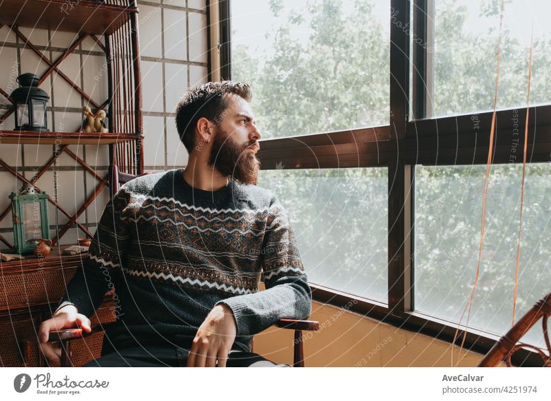 Mann in einer hellen Galerie während eines sonnigen Tages, psychische Gesundheit Konzept, Hipster mit Bart ernst schauen mit Kopie Raum männlich Lächeln