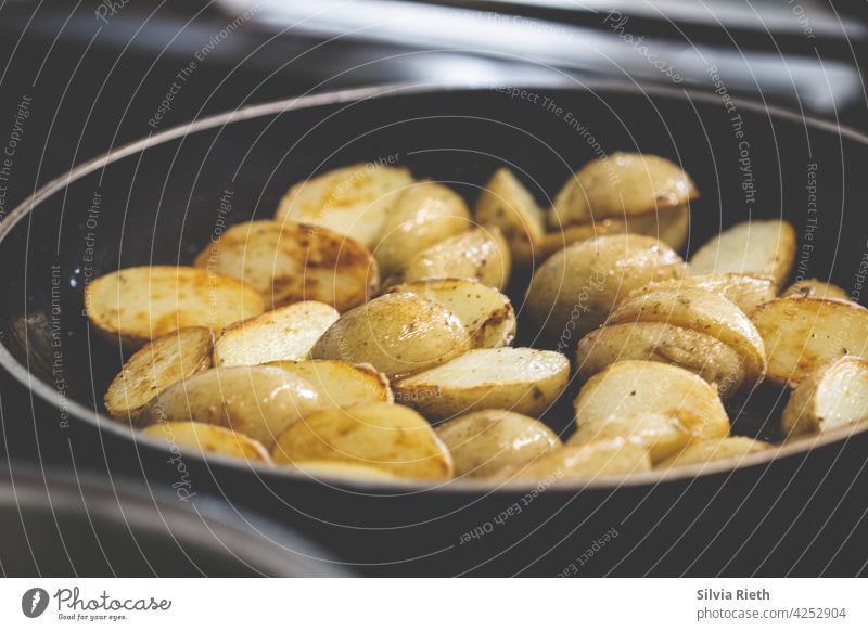 Kartoffeln mit Schale werden in einer Pfanne gebraten gebratene Kartoffeln lecker Lebensmittel Ernährung Bioprodukte Mittagessen Essen Vegetarische Ernährung