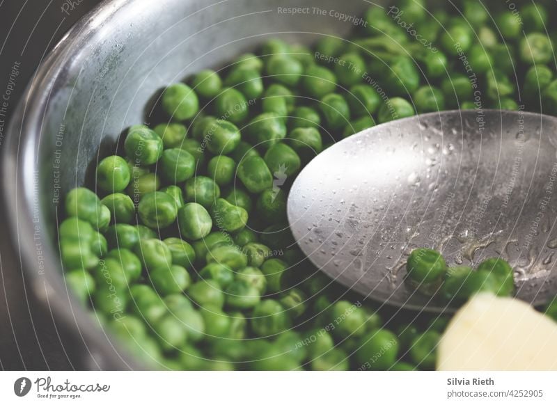 Erbsen in einer Sauteuse mit einem Löffel und einem Stich Butter Gemüse Lebensmittel grün Ernährung Bioprodukte Essen Vegetarische Ernährung Mittagessen