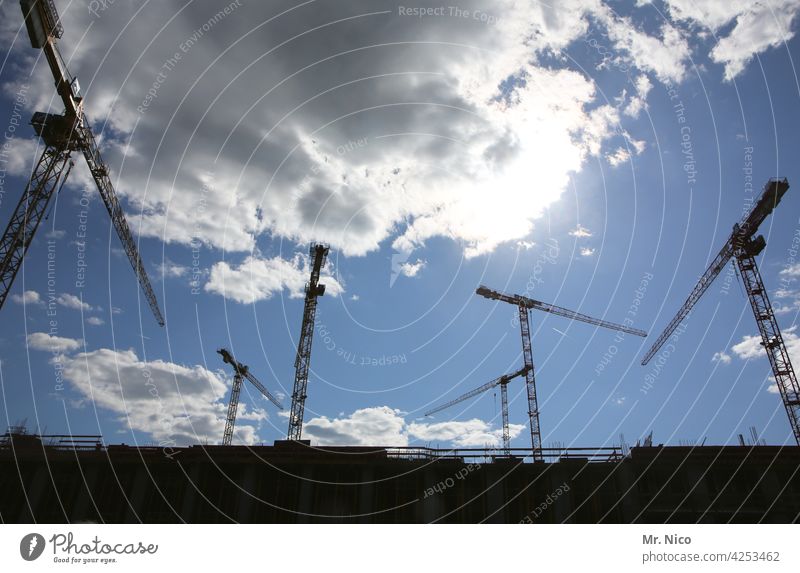 Großbaustelle Kran Baukran Baustelle drehkran turmdrehkran Arbeit & Erwerbstätigkeit bauen Baukräne Himmel froschperspektive baugewerbe Arbeitsplatz