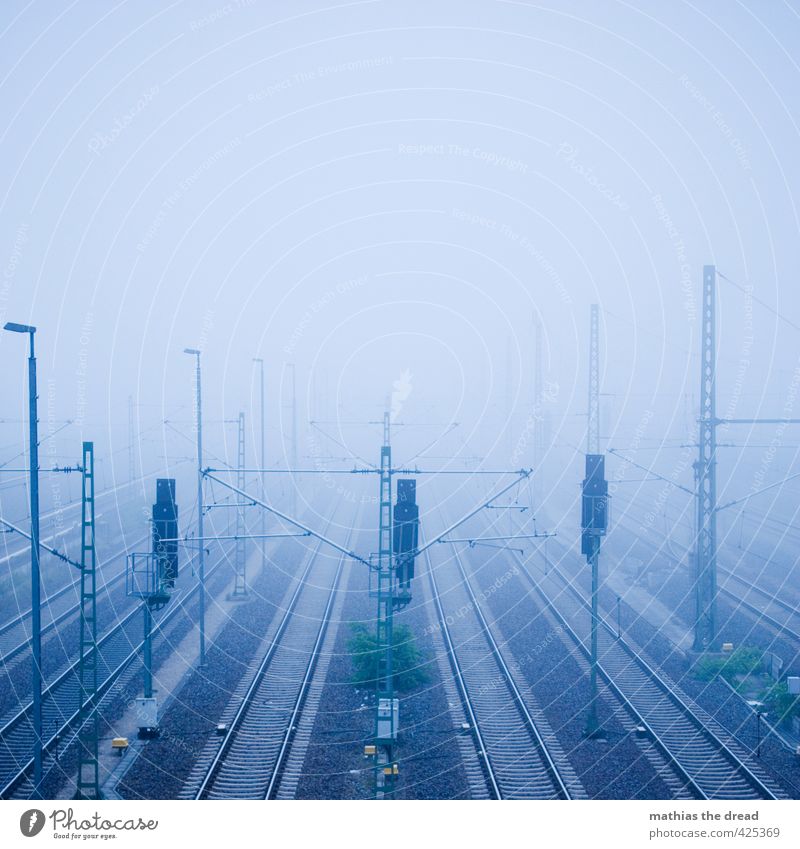 BEUSSELSTRAßE - MORGENS Himmel Wolken Nebel Verkehrsmittel Verkehrswege Güterverkehr & Logistik Bahnfahren Schienenverkehr Gleise dunkel kalt trist Linie