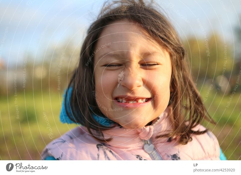 süßes Mädchen zeigt fehlende Zähne Gebiss Detailaufnahme Nahaufnahme neu Gesundheit Zahnpflege Gesundheitswesen dental Zahnmedizin milchiges Gebiss Stolz Freude