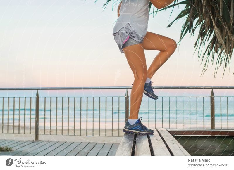 Junge schöne sportliche Frau macht Übungen am Strand Wasser Person Sport Fitness Sommer Natur Sonne Frühling Training passen Lifestyle Gesundheit jung MEER