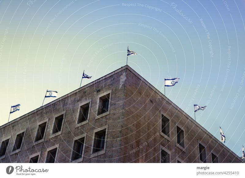 Regierungsgebäude in Jerusalem (Israel) mit Nationalflaggen Fahne Judentum Gebäude Religion & Glaube Nationalfeiertag Sehenswürdigkeit Ferien & Urlaub & Reisen