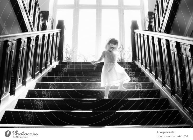 ...auf der Treppe Mensch feminin Kind Kleinkind Mädchen Körper 1 1-3 Jahre Fenster gehen stehen schwarz weiß Schwarzweißfoto Innenaufnahme Tag Licht Kontrast