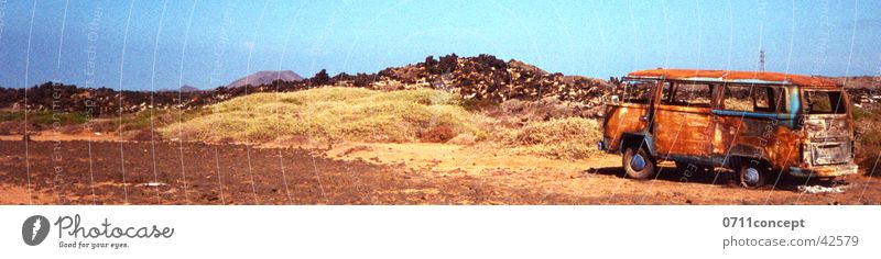 abgestellter Bus auf Fuerteventura Spanien Wüste Einsamkeit Abenteuer Oldtimer Müll Strand Panne ruhig Verkehr parken Sand Dühne Brand Wegwerfgesellschaft