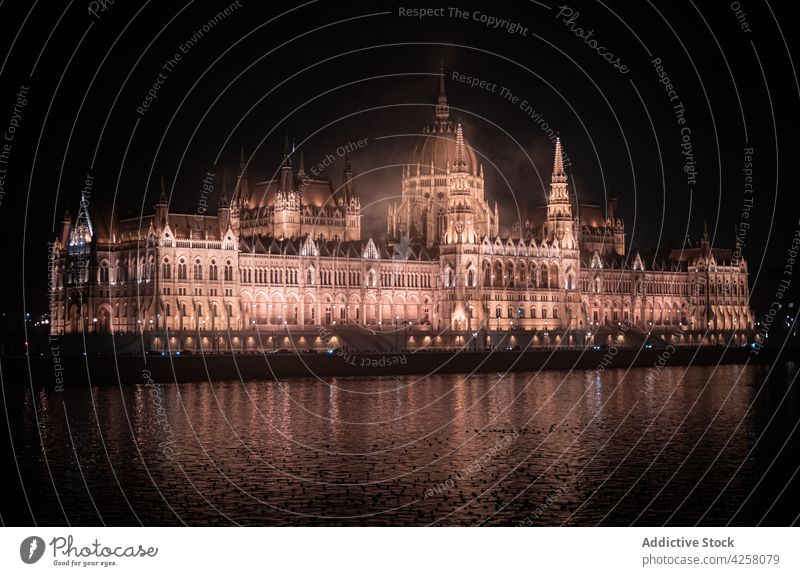 Majestätischer historischer Palast bei Nacht hell erleuchtet ungarisches parlamentsgebäude majestätisch herrschaftlich Außenseite Architektur Erbe Sightseeing
