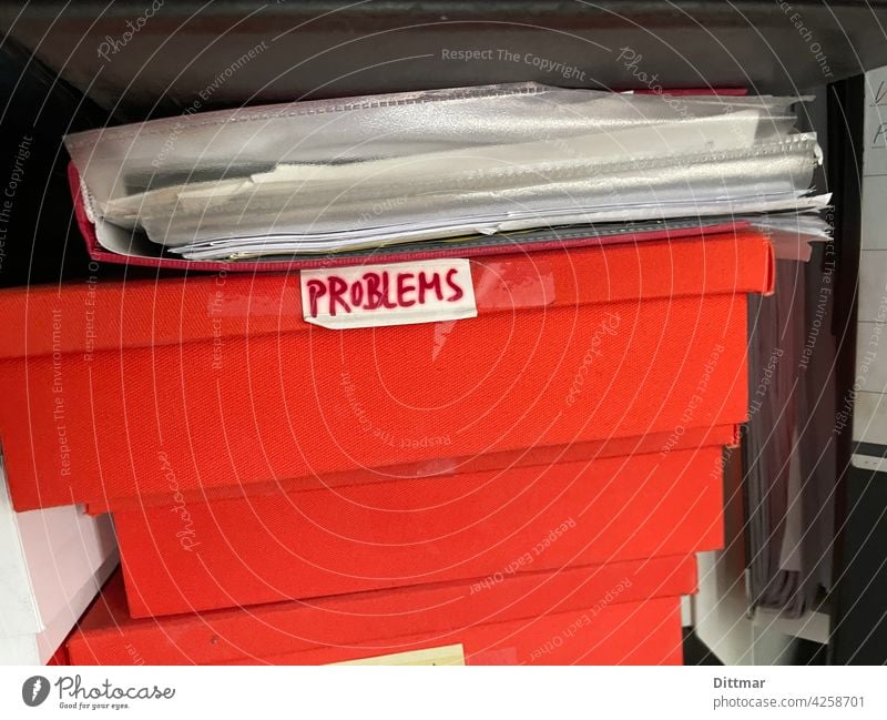 Probleme in Kisten Aktenordner rot Ablage Ordnung Büroarbeit