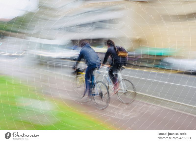 Radfahrer auf der Straße in Bilbao Stadt Spanien Biker Fahrrad Transport Verkehr Sport Fahrradfahren Radfahren Übung Mitfahrgelegenheit Geschwindigkeit schnell